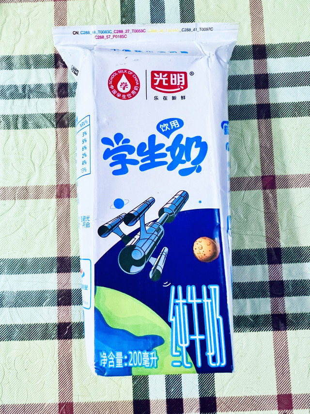 光明的纯牛奶，学生奶，营养不错的！